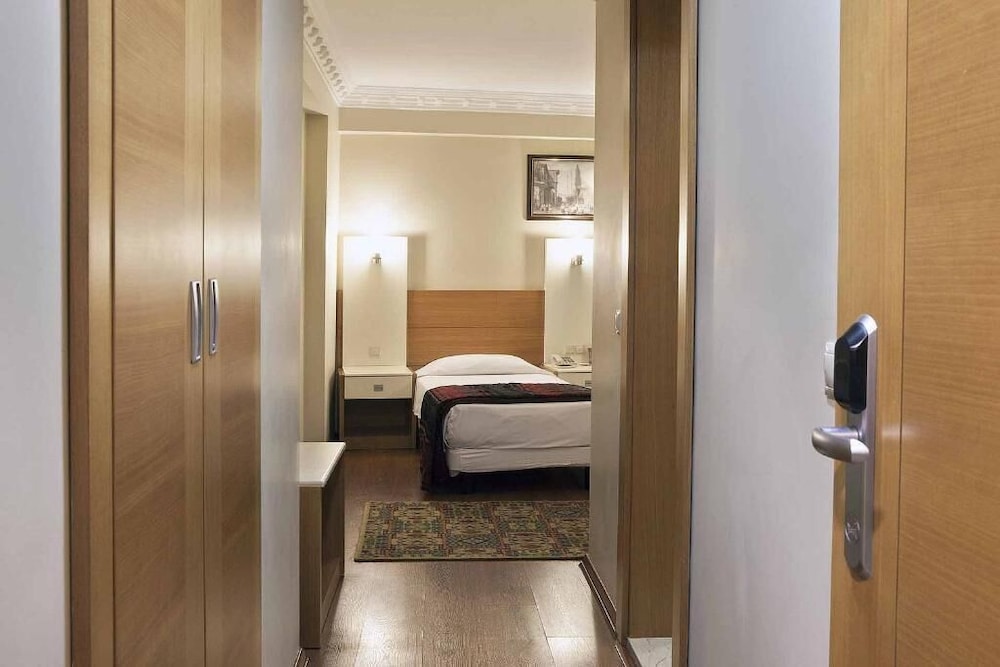 Classic Twin Room, City View photo 2