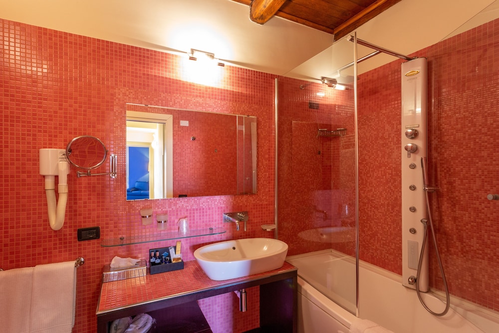Deluxe Room - Photo 8