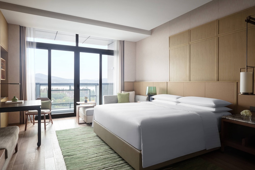 Club Suite, 1 Bedroom, Lake View - Photo 9