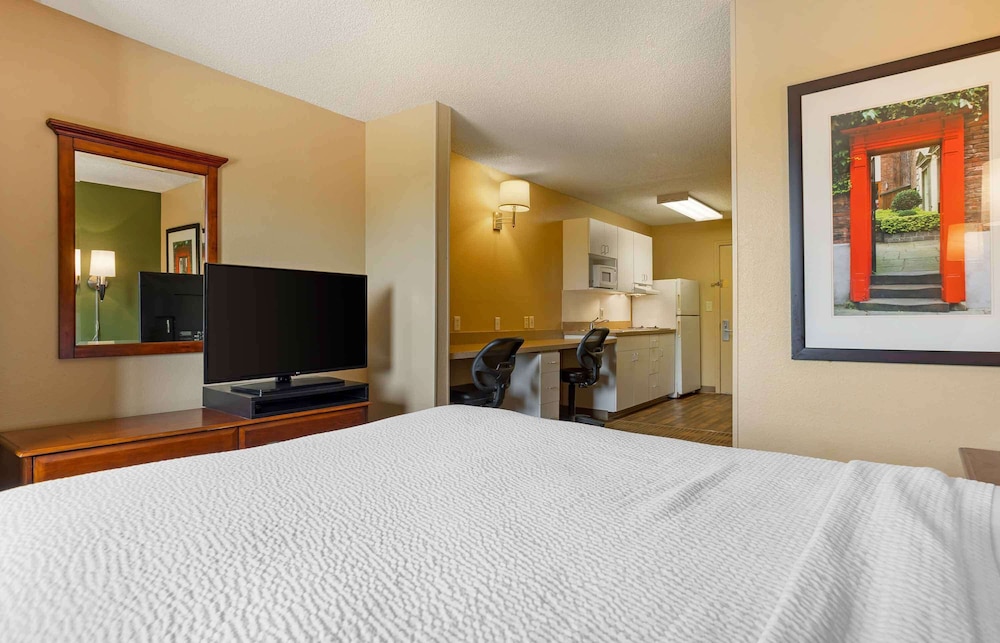 Deluxe Studio, 1 Queen Bed with Sofa bed, Non Smoking - Photo 4