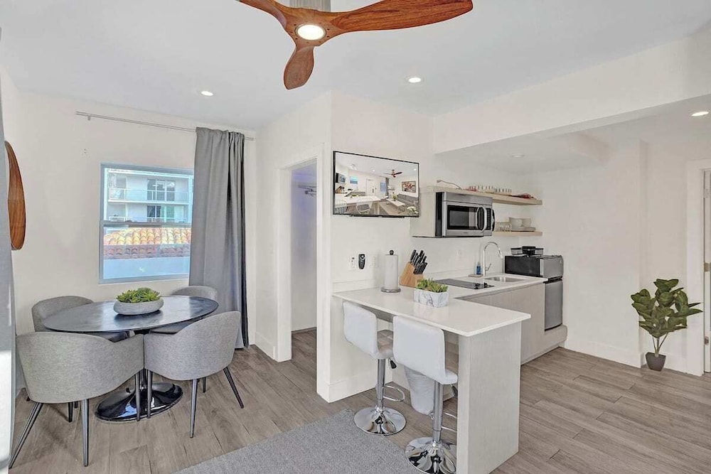 Classic Penthouse, 2 Bedrooms, Partial Ocean View (Eden 2301)