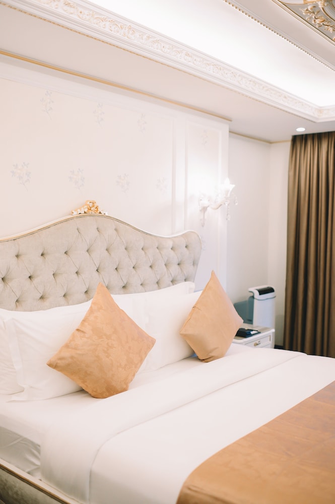 Deluxe Room, 1 King Bed, City View - Photo 2