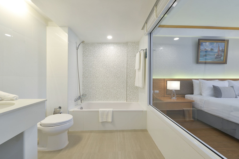 Deluxe Room with See-through Bathtub thumbnail 5