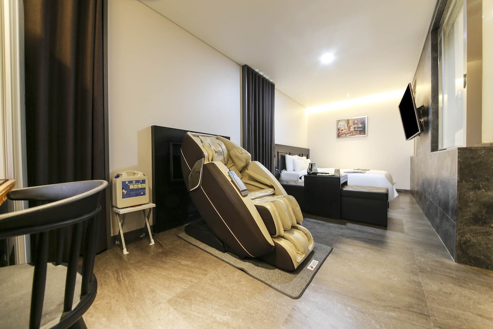 VIP Room - Photo 1