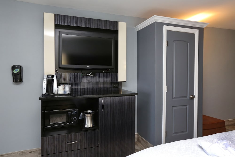 Standard Room, 1 Queen Bed photo 3