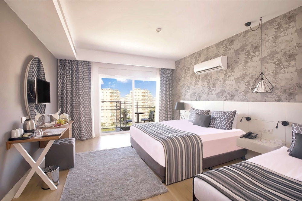 Deluxe Pool Suite