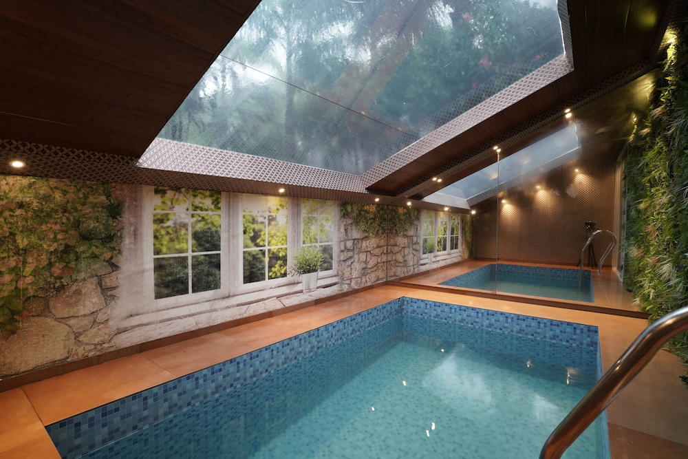 Honeymoon suite with private pool and open sky-roof photo 2