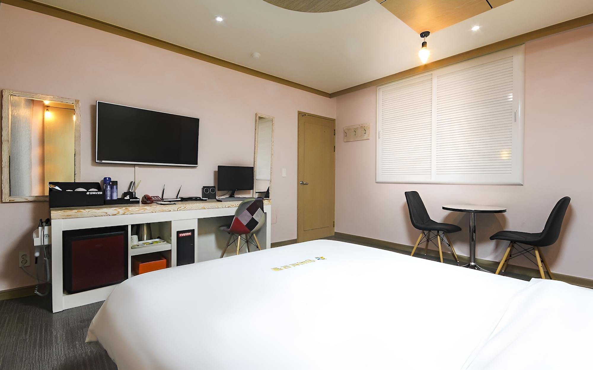 Room (Standard Room - Air Purifier (Netflix) - Photo 11