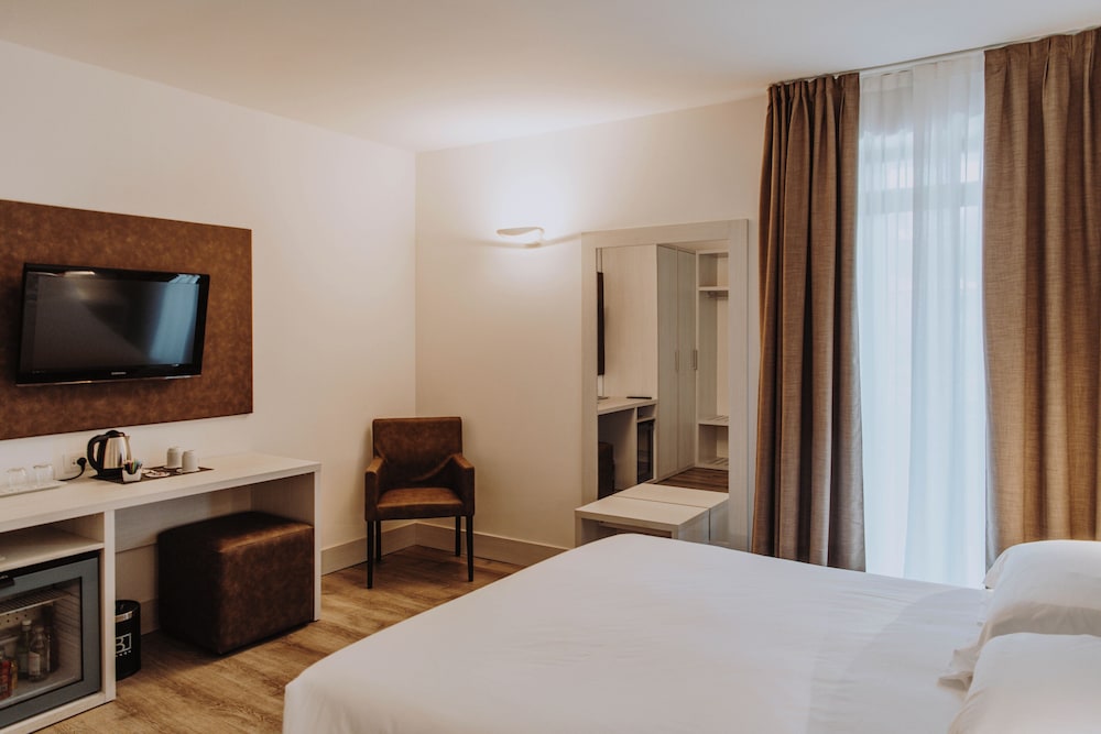 Superior Double or Twin Room, Partial Lake View photo 3