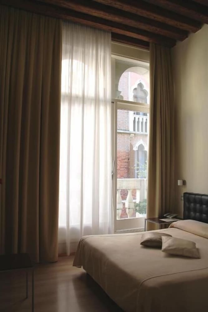 Deluxe Double Room, Balcony, Canal View photo 1