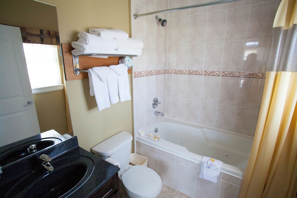 Suite, 1 King Bed thumbnail 5