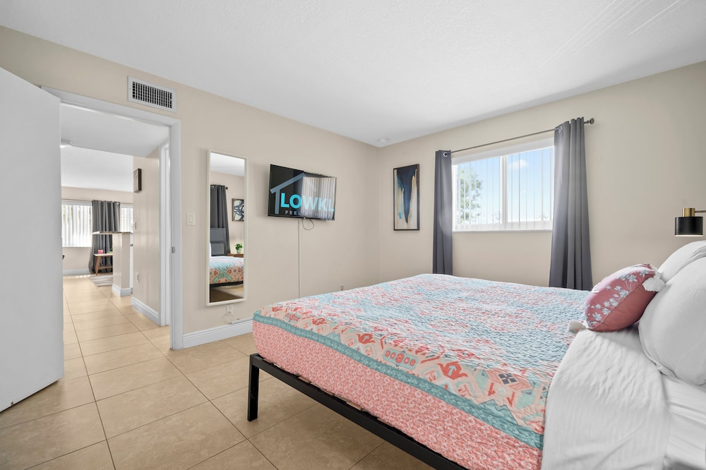 Deluxe 1-Bedroom King w/ Kitchen & Sofa Bed