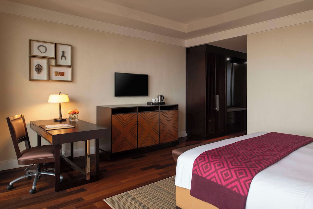 Deluxe Room, 1 King Bed thumbnail 6