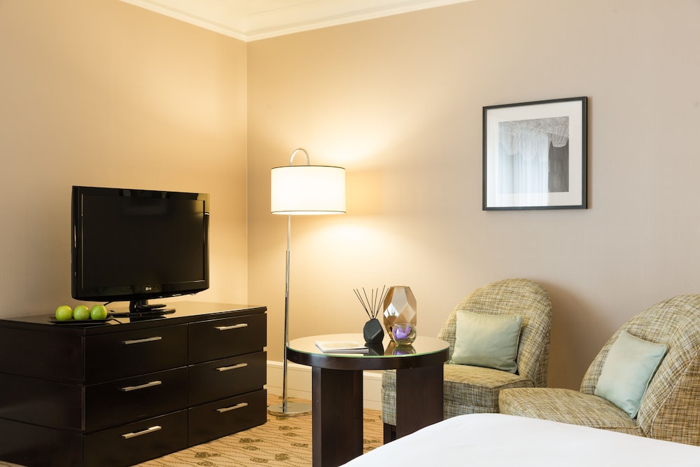 Junior Suite, 1 Queen Bed with Sofa bed - Photo 2