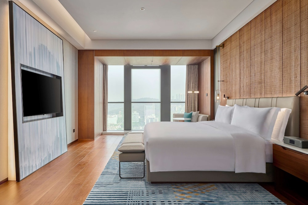 Deluxe Suite, 1 King Bed - Photo 1
