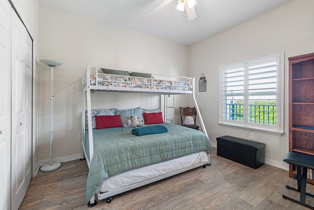 Sunny 3BR Condo Steps to Beach Pool NSB FL, 사진 41
