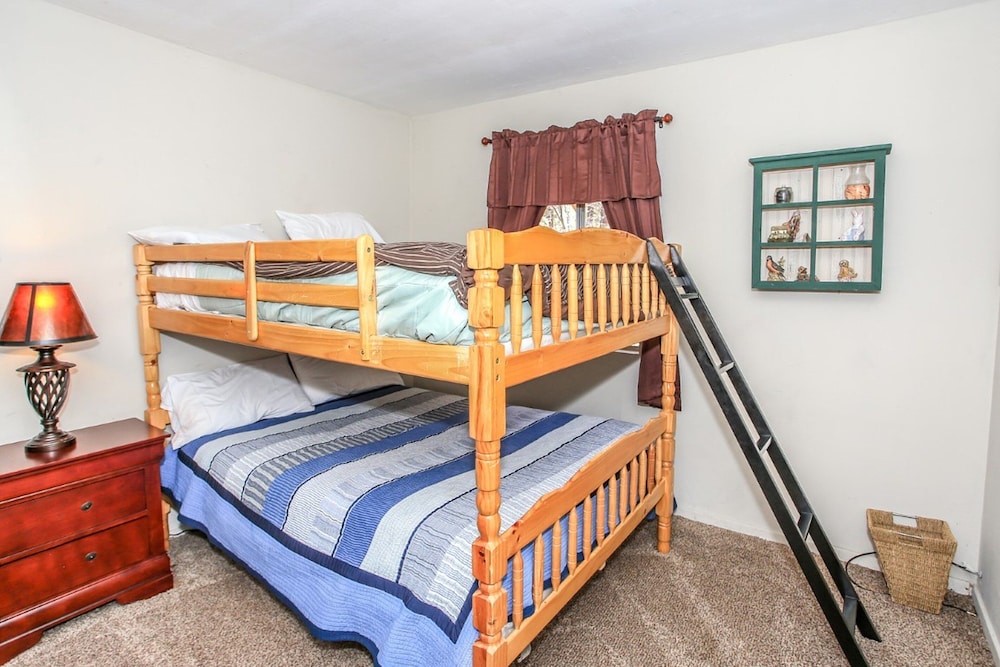 House, Multiple Beds, Hot Tub, Mountain View photo 3
