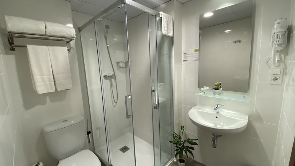 Twin Room - Photo 11