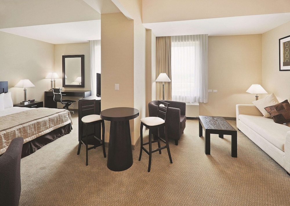 Suite, 1 King Bed - Photo 4