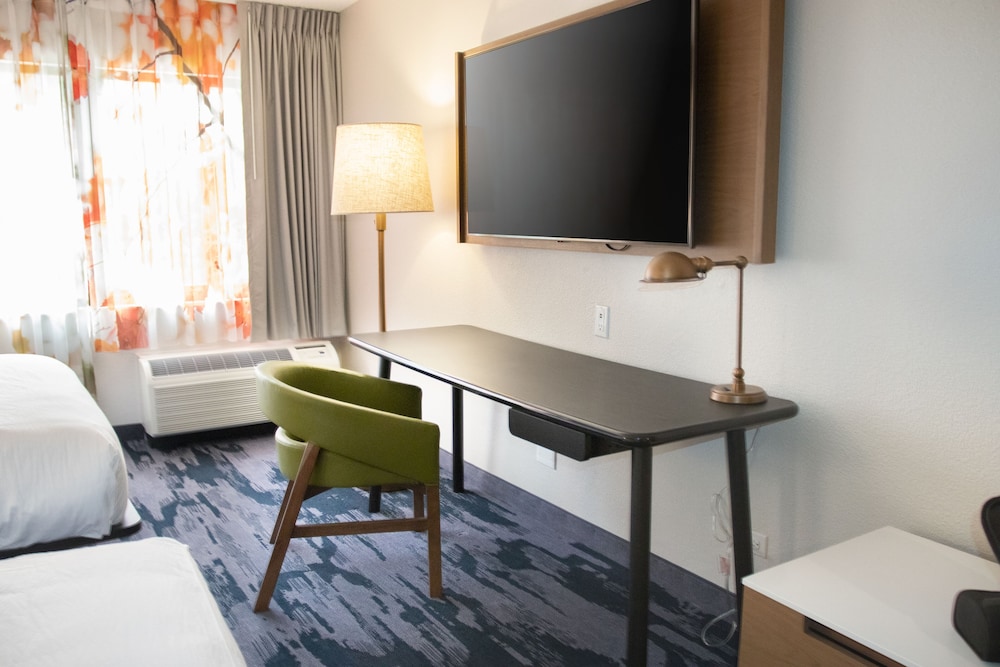 Room, 1 King Bed (Mobility Accessible, Roll-In Shower) - Photo 4