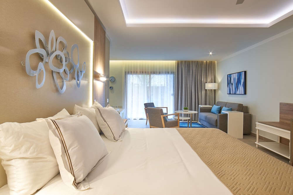 Junior Suite (Deluxe Swim Up)