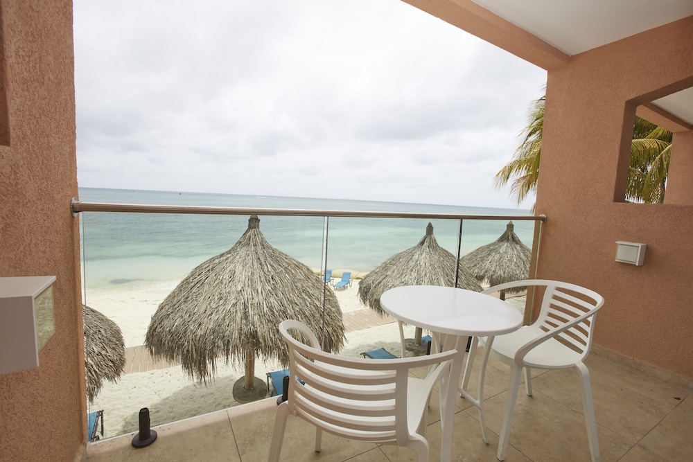 Deluxe Room, 1 King Bed, Oceanfront photo 2