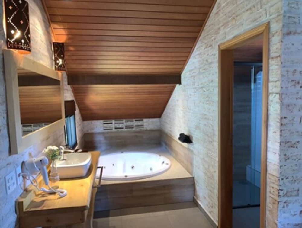 Design Suite, 1 Queen Bed, Hot Tub, Garden View photo 3