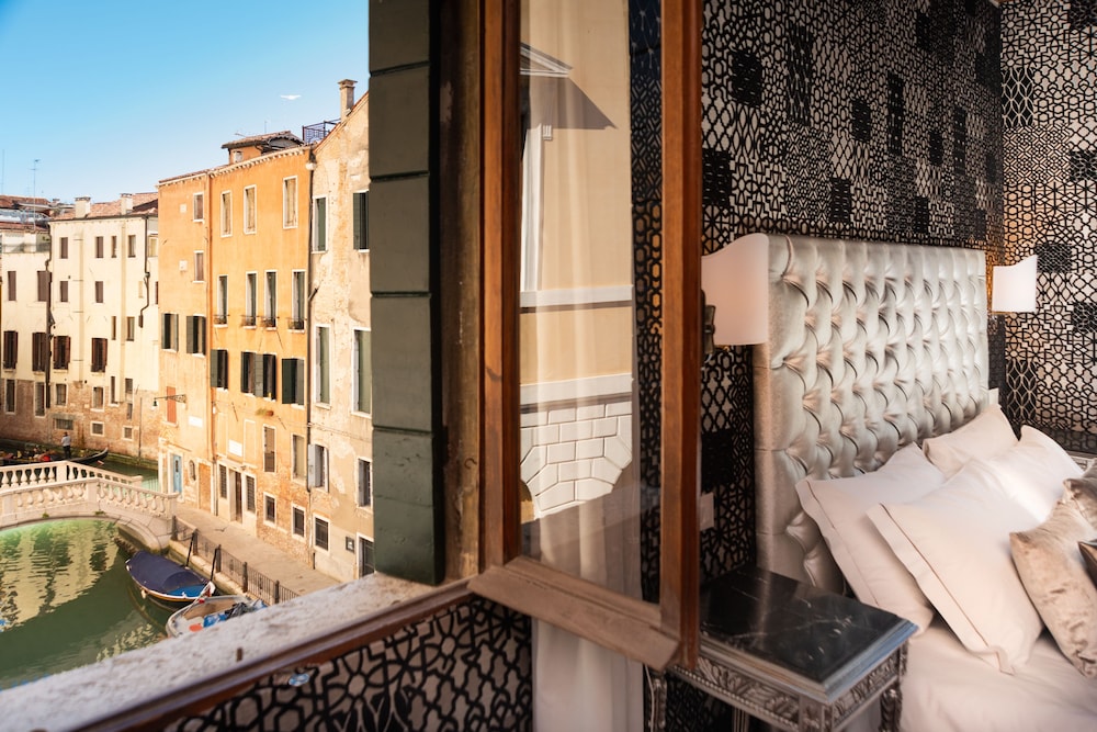 Superior Double or Twin Room, Canal View photo 1