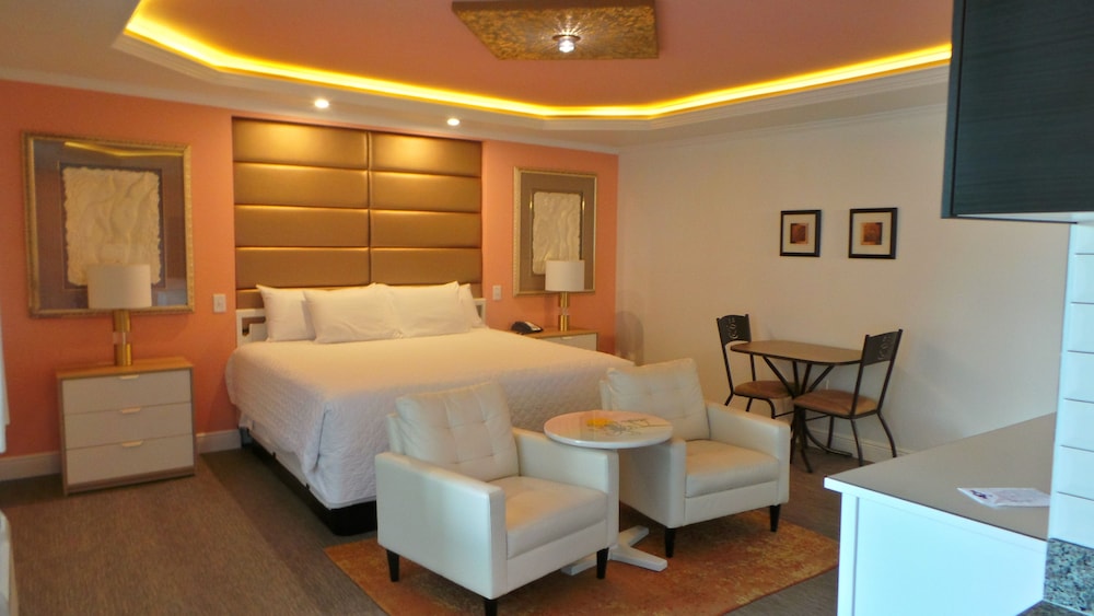 Deluxe Room, 1 King Bed photo 2