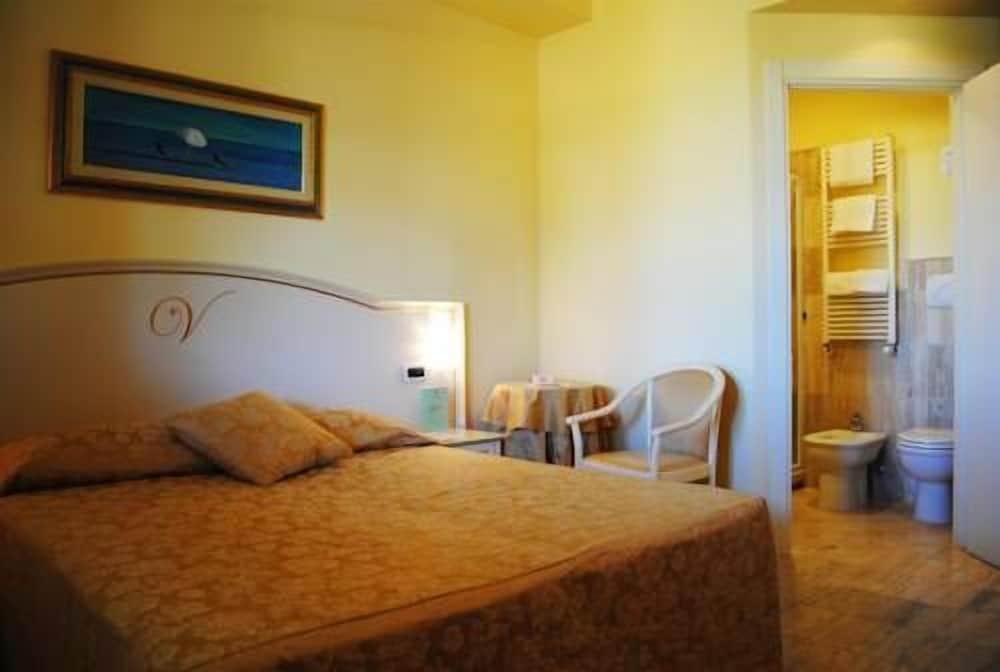 Standard Double or Twin Room photo 2