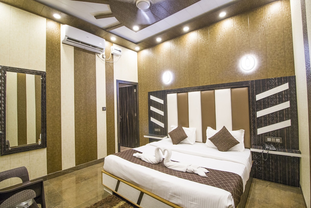Deluxe Double Room, 1 King Bed photo 3