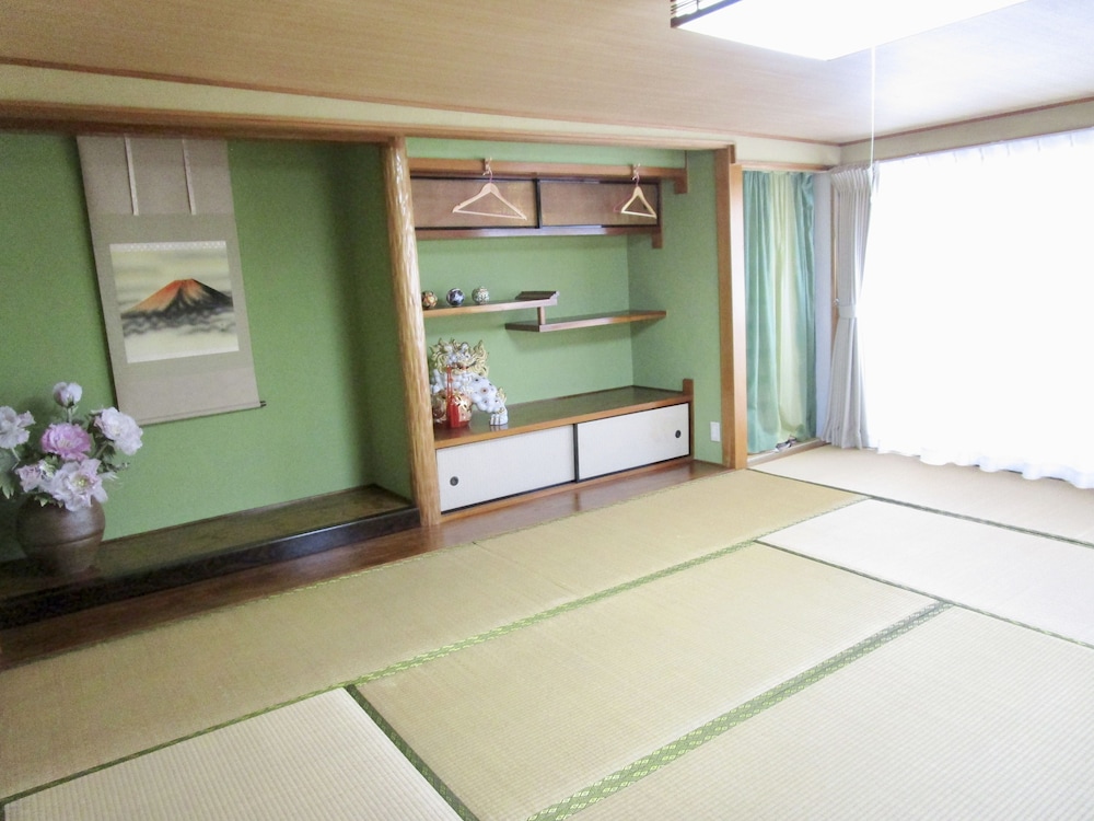 Room (B) photo 1