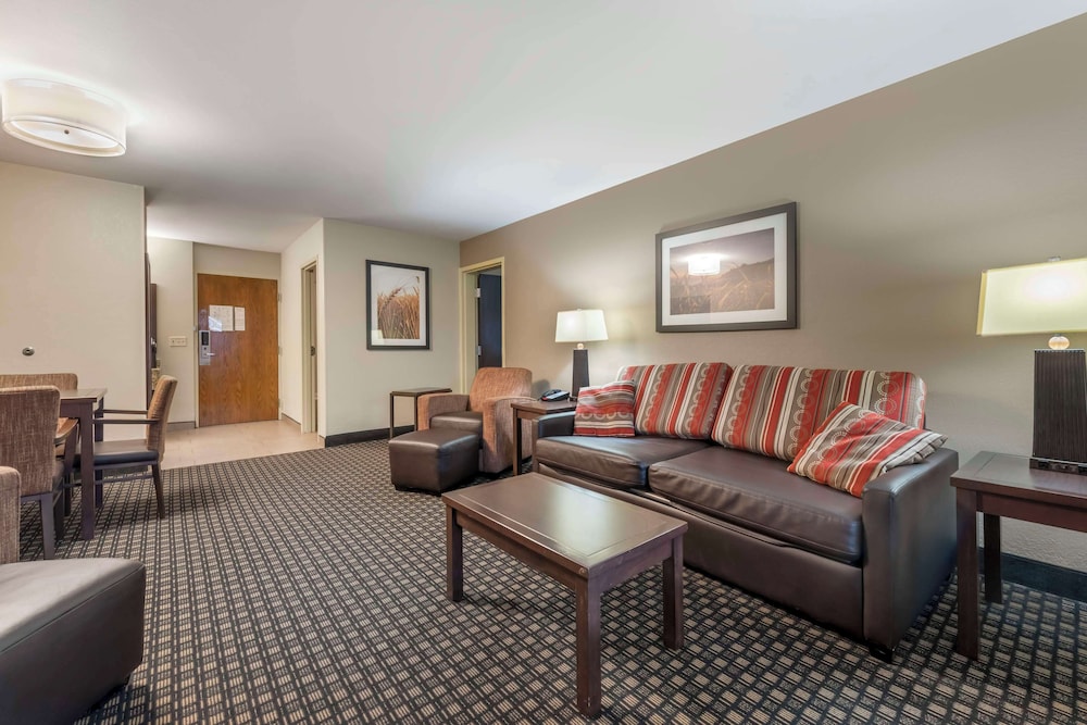 Suite, 2 Queen Beds, Non Smoking, Refrigerator & Microwave (2nd Floor;with Sofabed) - Photo 3