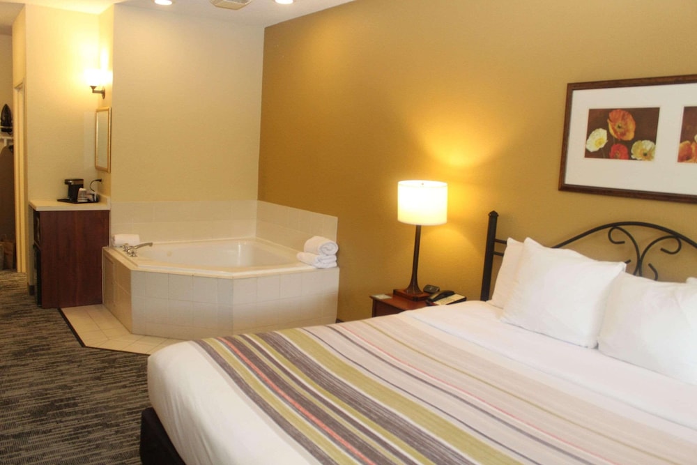 Suite, 1 King Bed, Non Smoking, Jetted Tub - Photo 1