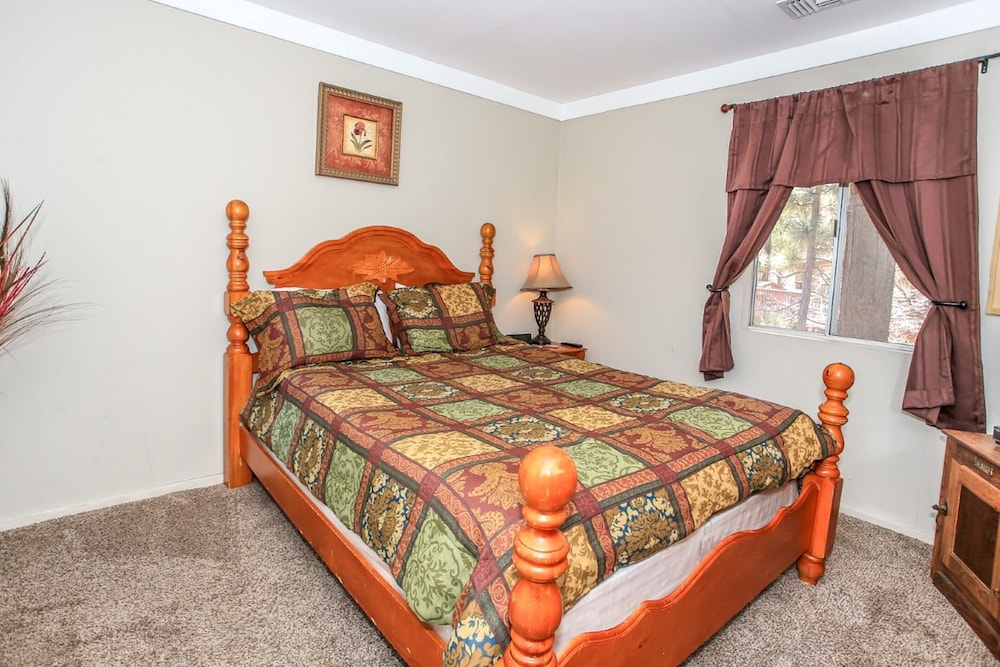 House, Multiple Beds, Hot Tub, Mountain View photo 1