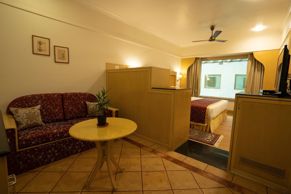 Club Executive King Room with Separate Sofa Seating Area photo 3