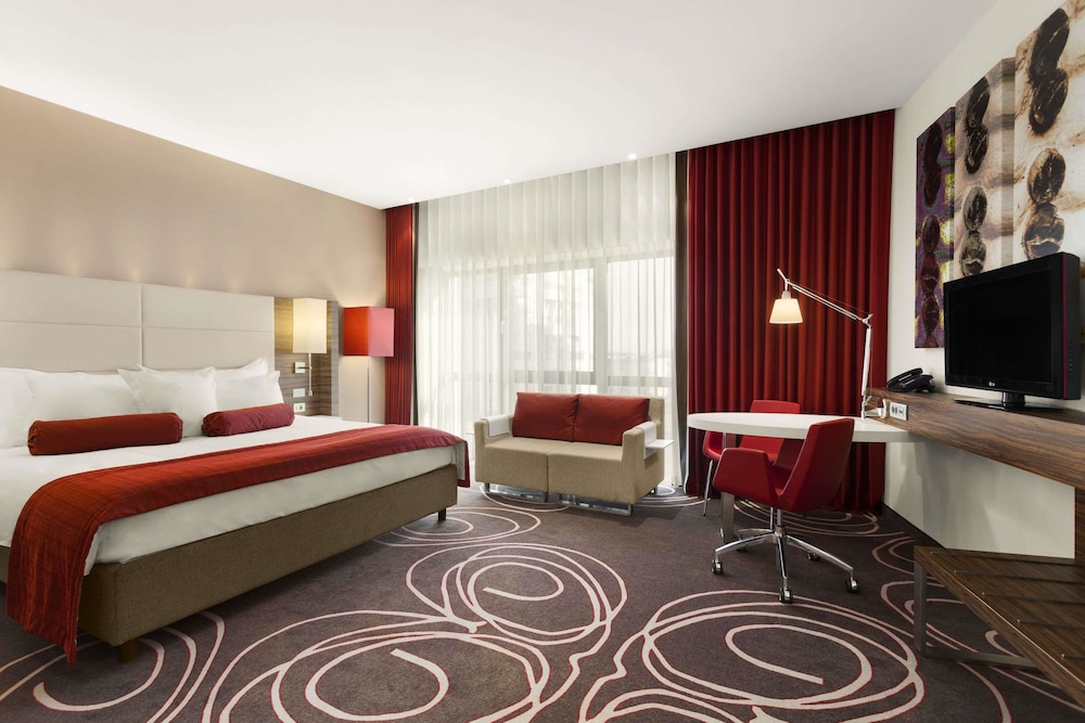 Junior Suite, 1 King Bed, Non Smoking photo 2