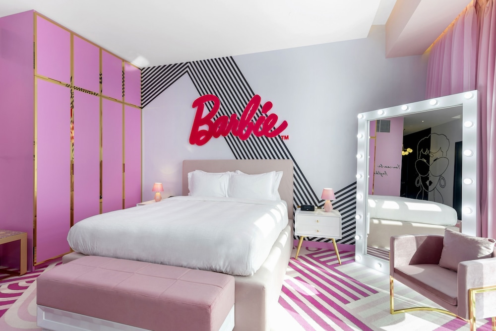 Family Suite, 1 King Bed (Barbie) photo 2