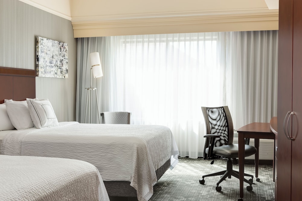 Room, 2 Queen Beds (Mobility/Hearing Accessible, Tub) photo 1