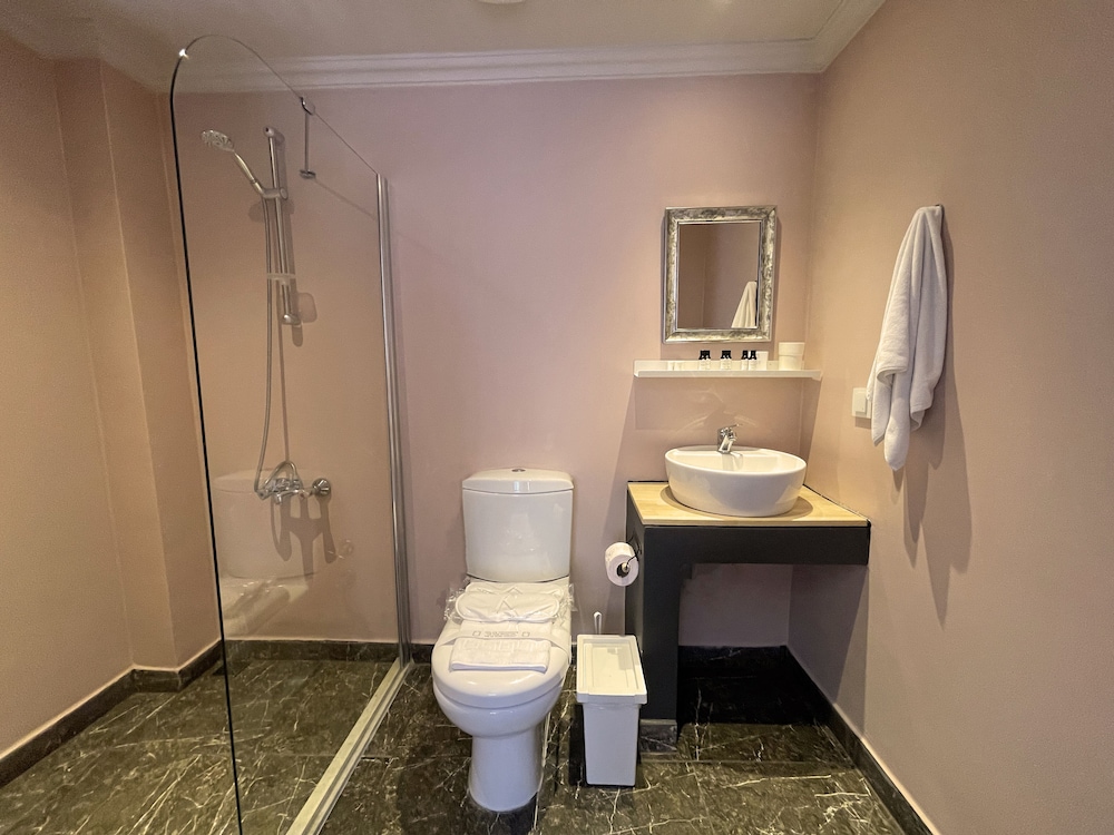 Standard Twin Room, Partial Sea View photo 3