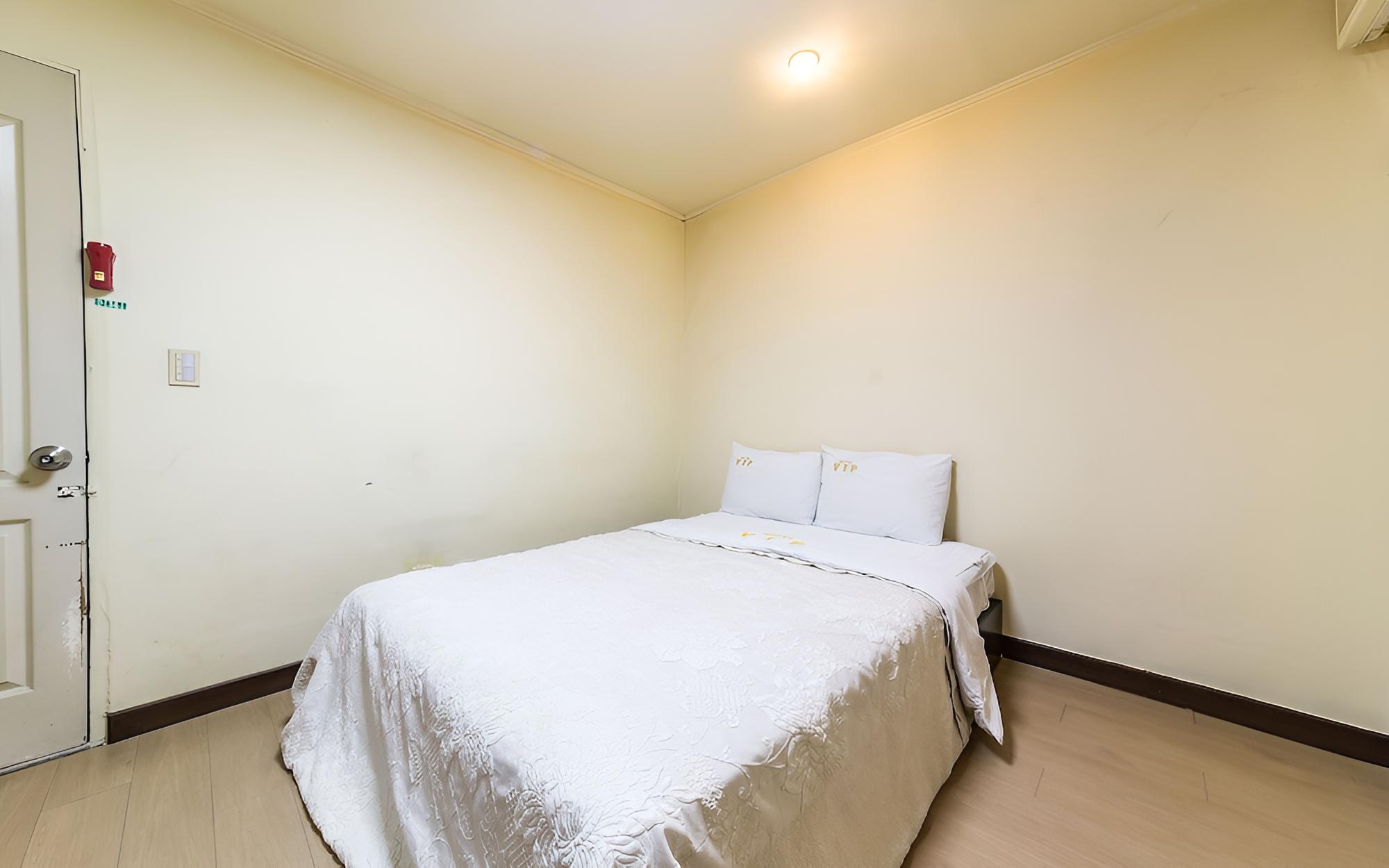 Room (Standard Room) - Photo 4