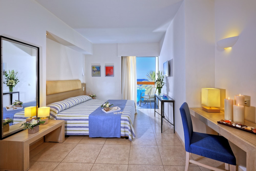 Double or Twin Room with Sea View photo 3