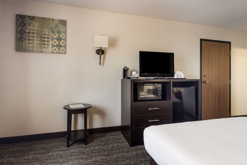 Standard Room, 1 Queen Bed, Accessible, Bathtub - Photo 5