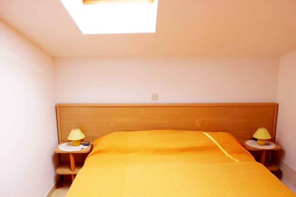 Studio (Apartment 13)