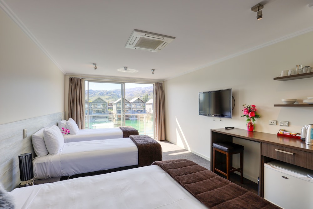 Standard Triple Room, 1x Queen Bed, 2x Single Beds, Marina View photo 3