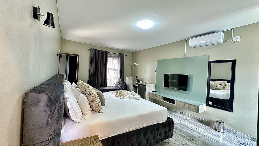 Deluxe Suite photo 3