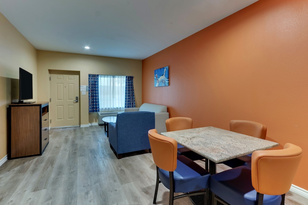 Suite - Photo 3