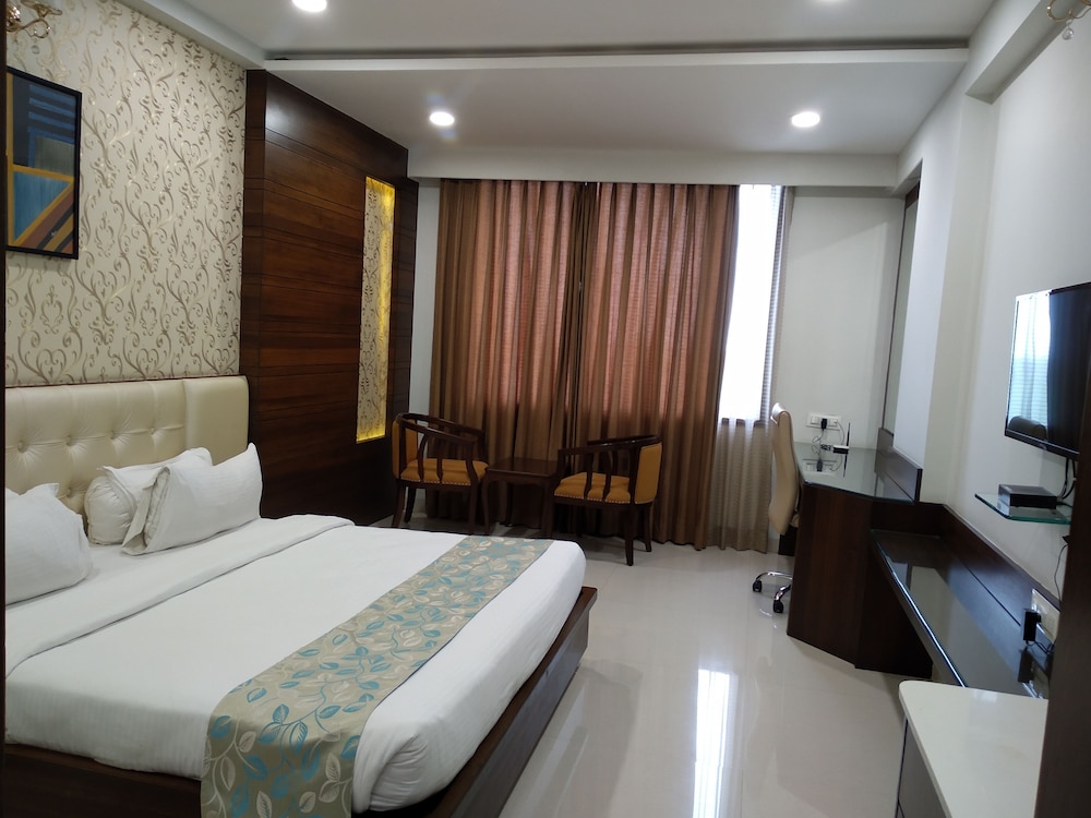 Superior Room, 1 Bedroom, Smoking, City View photo 3