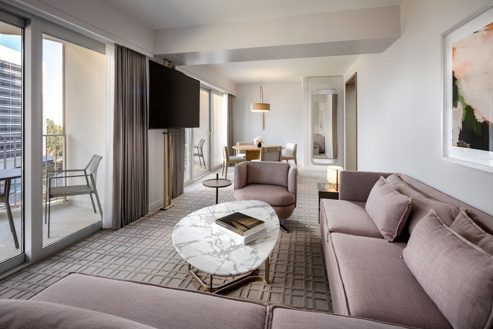 Signature Corner Suite, 1 Bedroom, 1 King Bed thumbnail 5