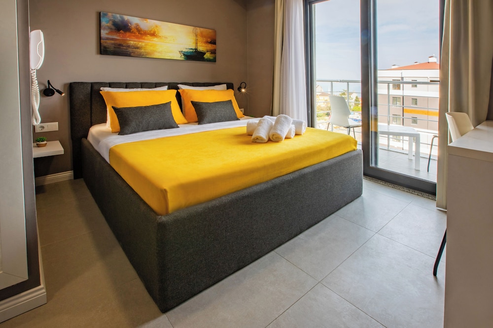 Standard Room, 1 Queen Bed, Balcony, Garden View